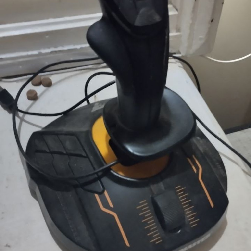 HOTAS Thrustmaster 16000.m