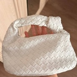 Белая сумка в стиле Bottega - фото 10