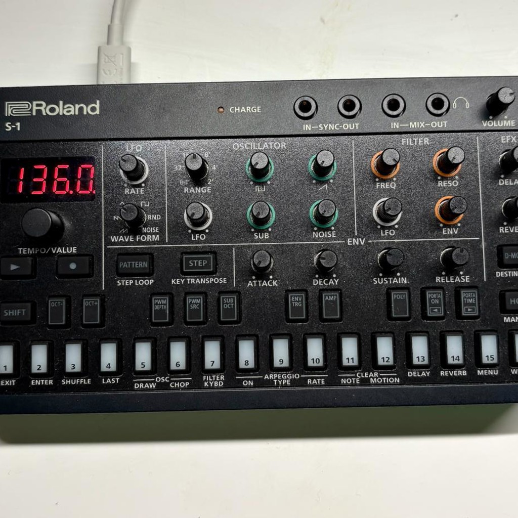 Компактный синтезатор Roland S-1
