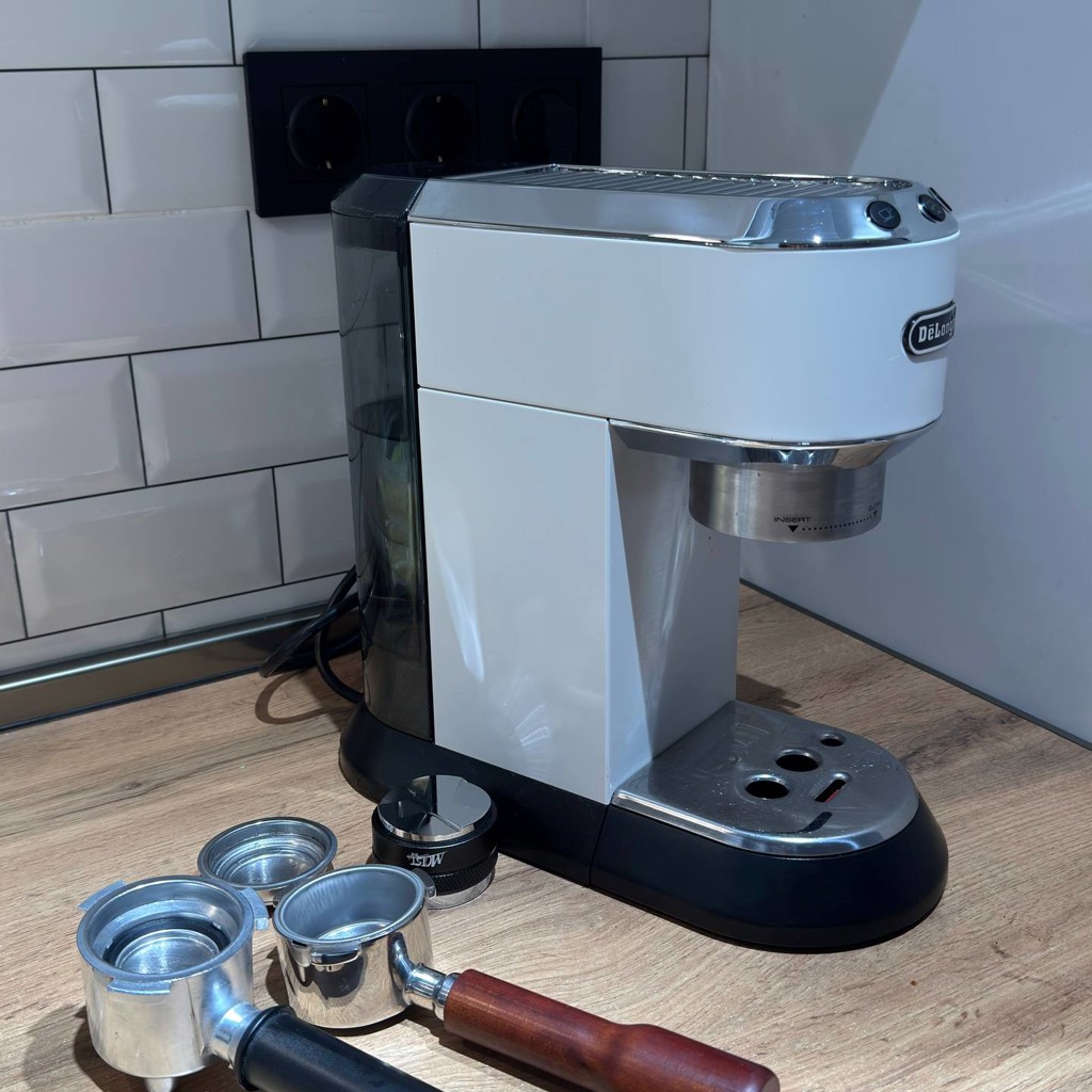 Кофемашина рожковая DeLonghi Dedica EC685