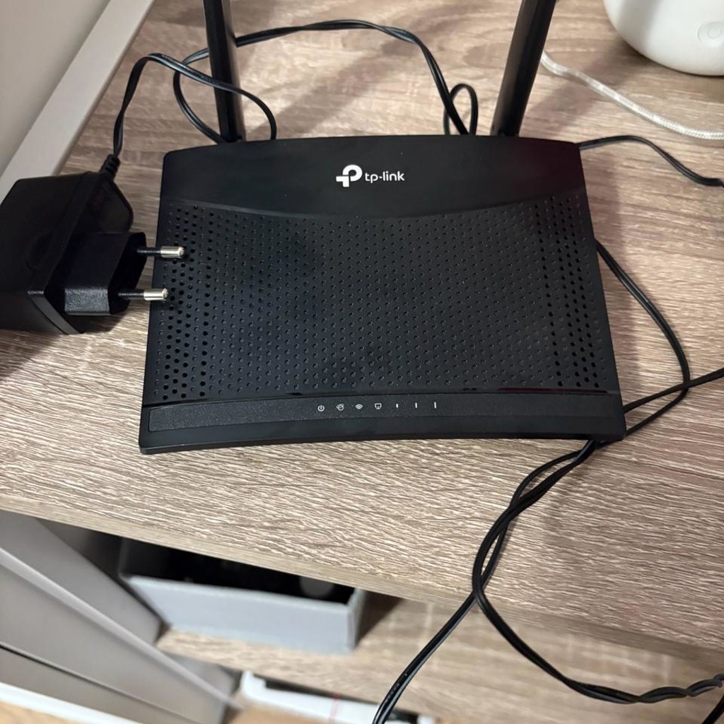 LTE + WiFi роутер TP-LINK MR100