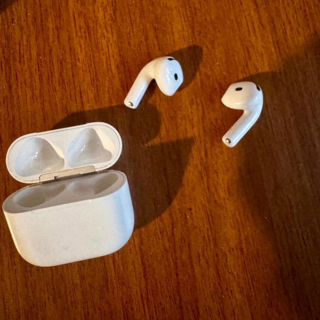 Apple AirPods 4 ANC