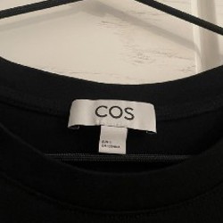 Черная футболка COS - фото 4