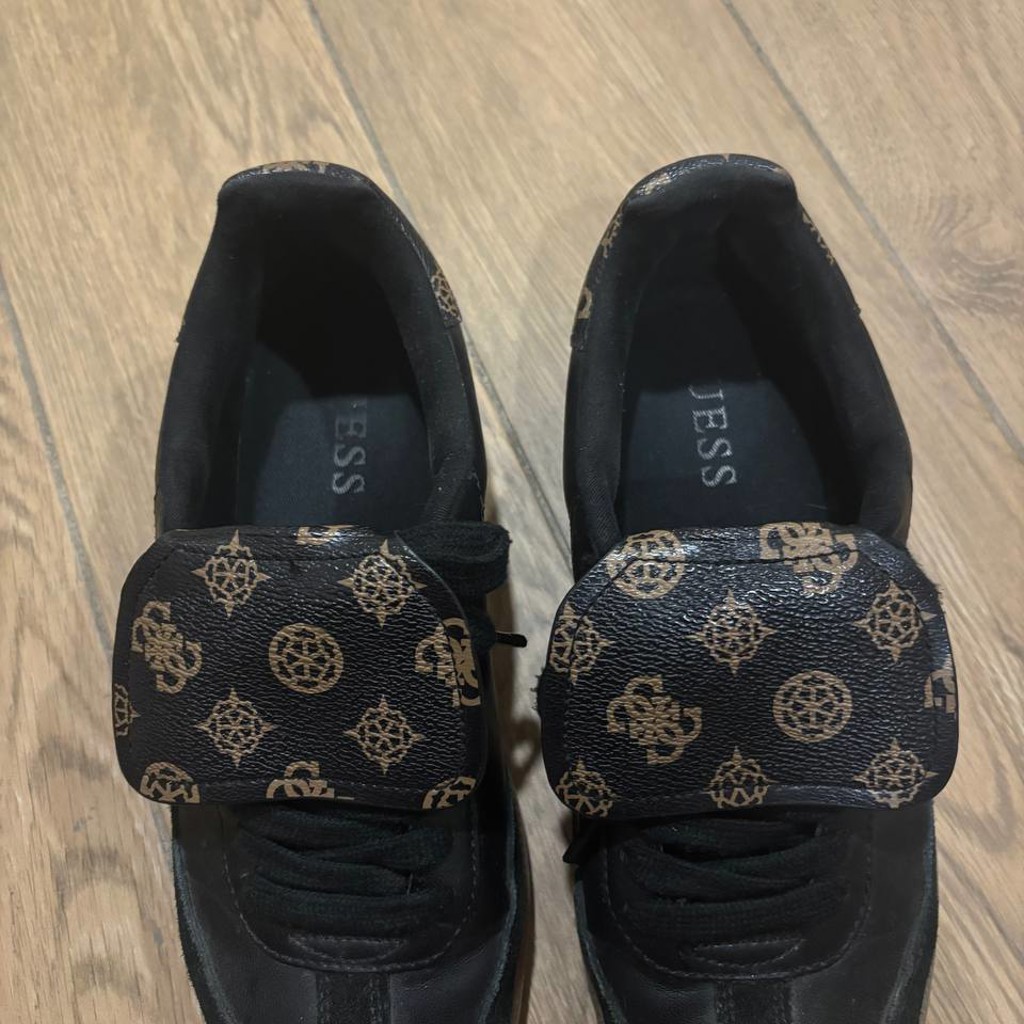 Женские кроссовки Guess