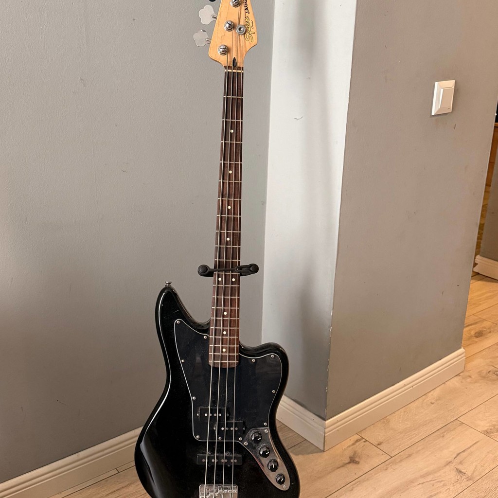 Бас гитара Squier Jaguar