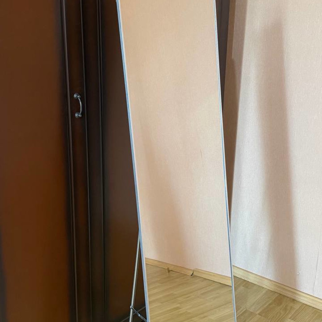 Зеркало в алюминиевой оправе