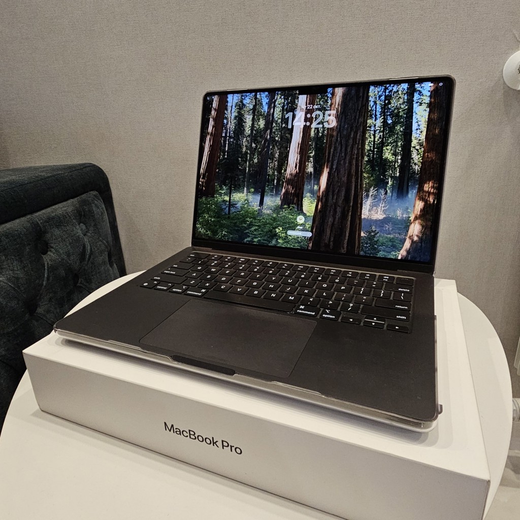 Apple MacBook Pro 14-inch
