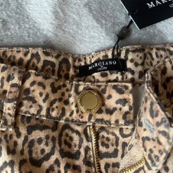 Джинсы GUESS с леопардовым принтом - фото 3