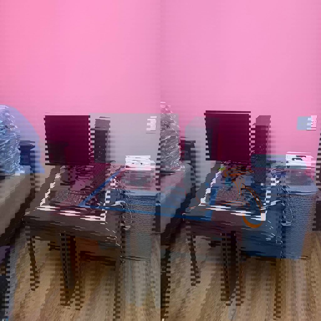 Стол с маленькими стеклянными столиками