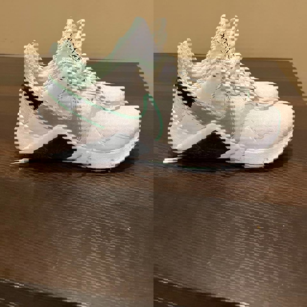 Кроссовки Зара