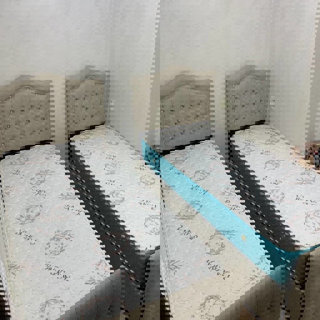 Кровать с матрасом