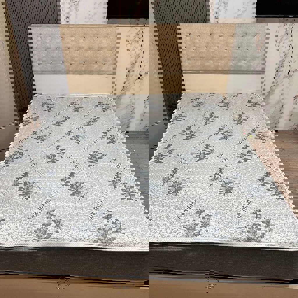 Кровать с матрасом