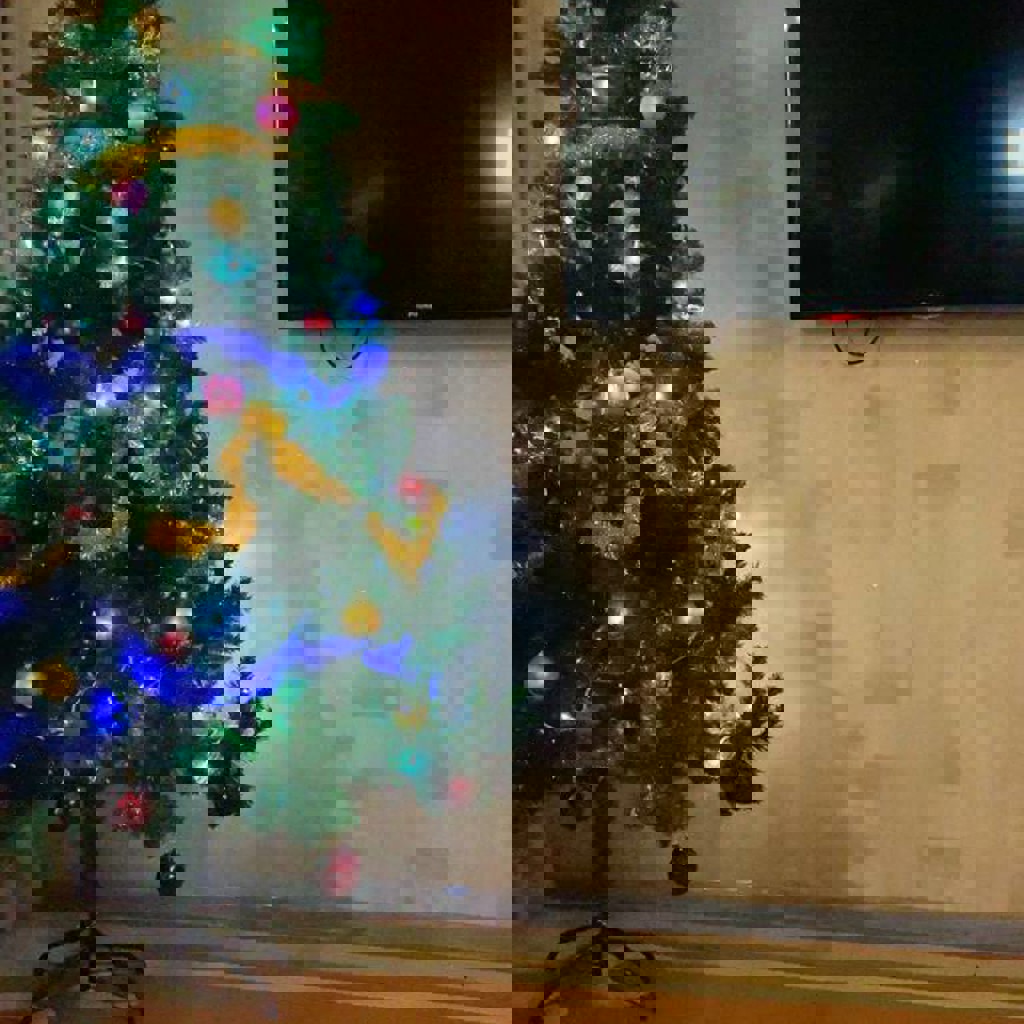 Елка с игрушками и гирляндами