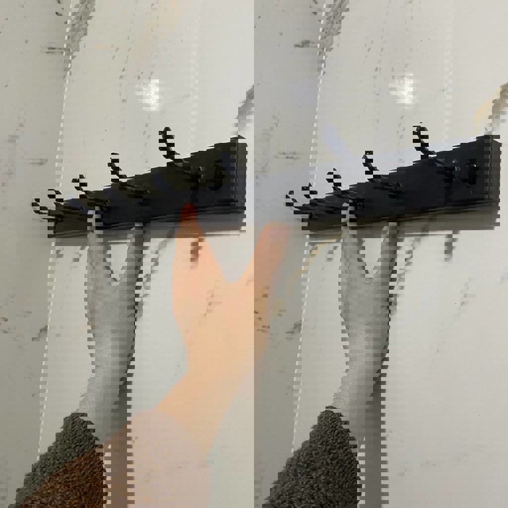 Металлическая настенная вешалка