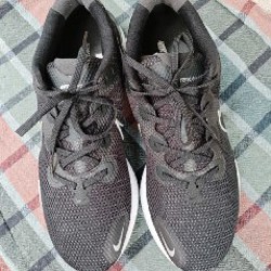 Беговые кроссовки Nike Renew Run 'Black Metallic Silver' - фото 5