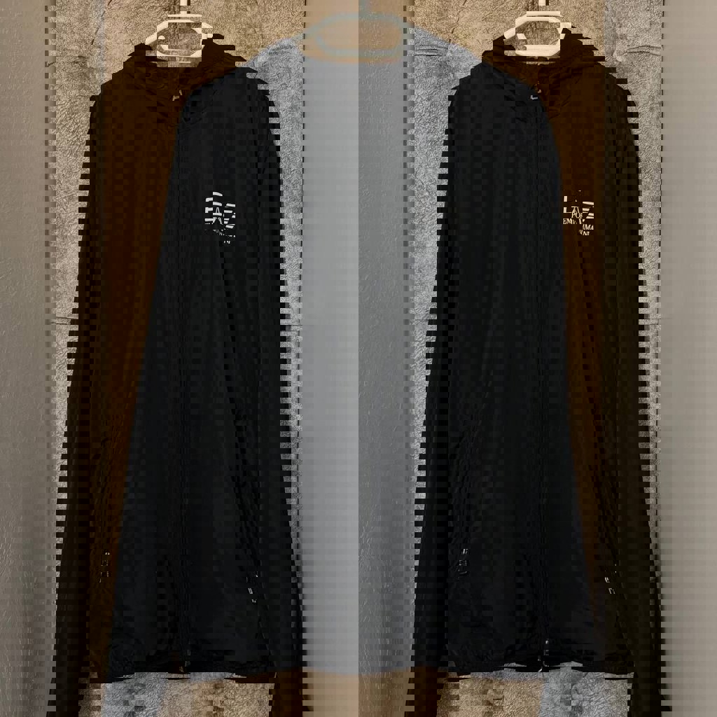 Куртка-ветровка