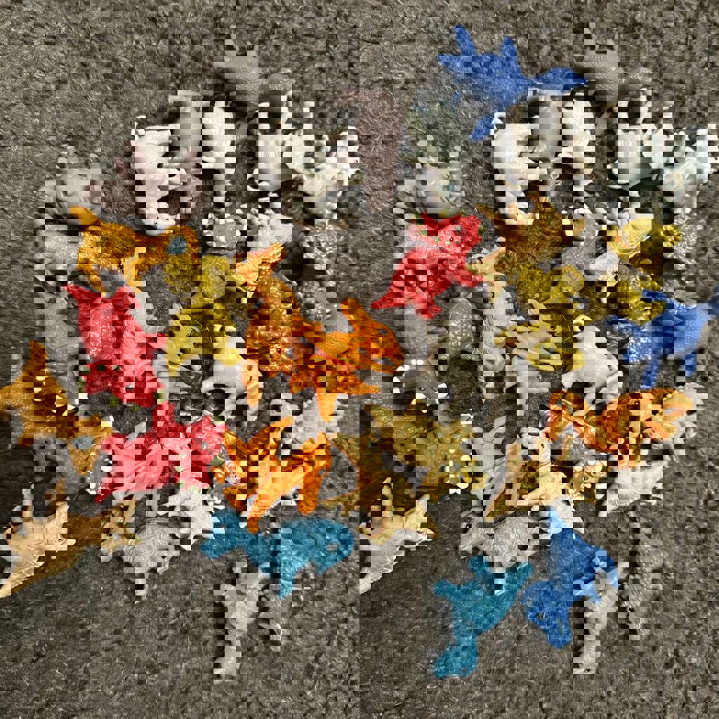 Фигурки животных и динозавров