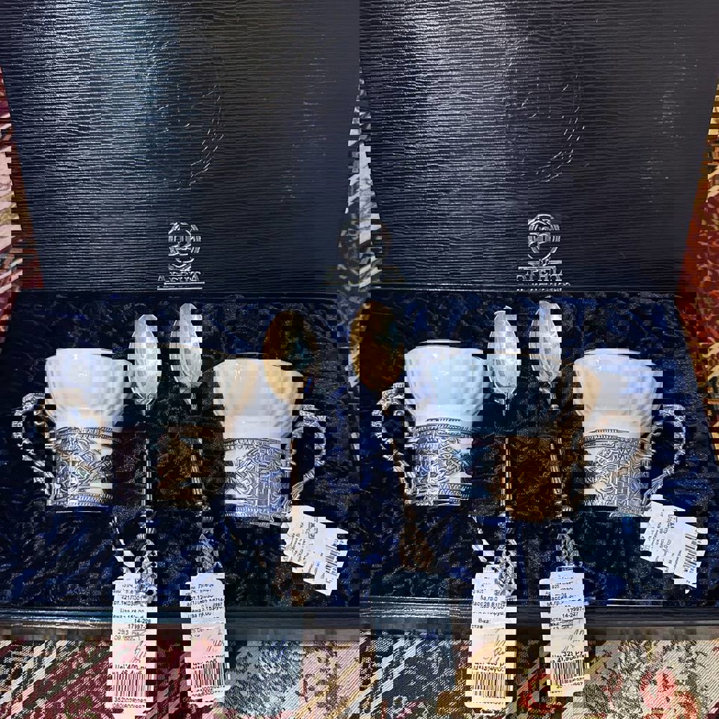 Фарфоровая чашка с серебряными элементами