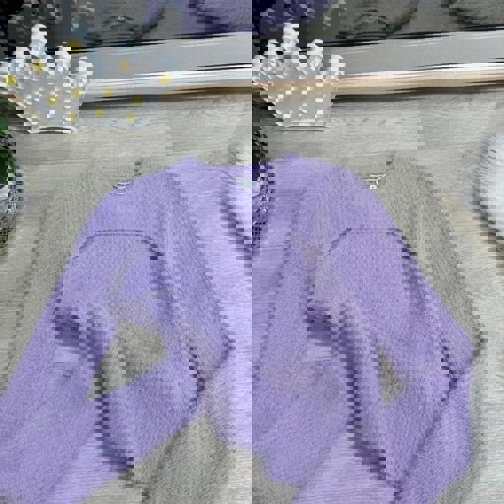 Пушистый мягкий свитер с вырезами