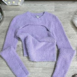 Пушистый мягкий свитер с вырезами - фото 3