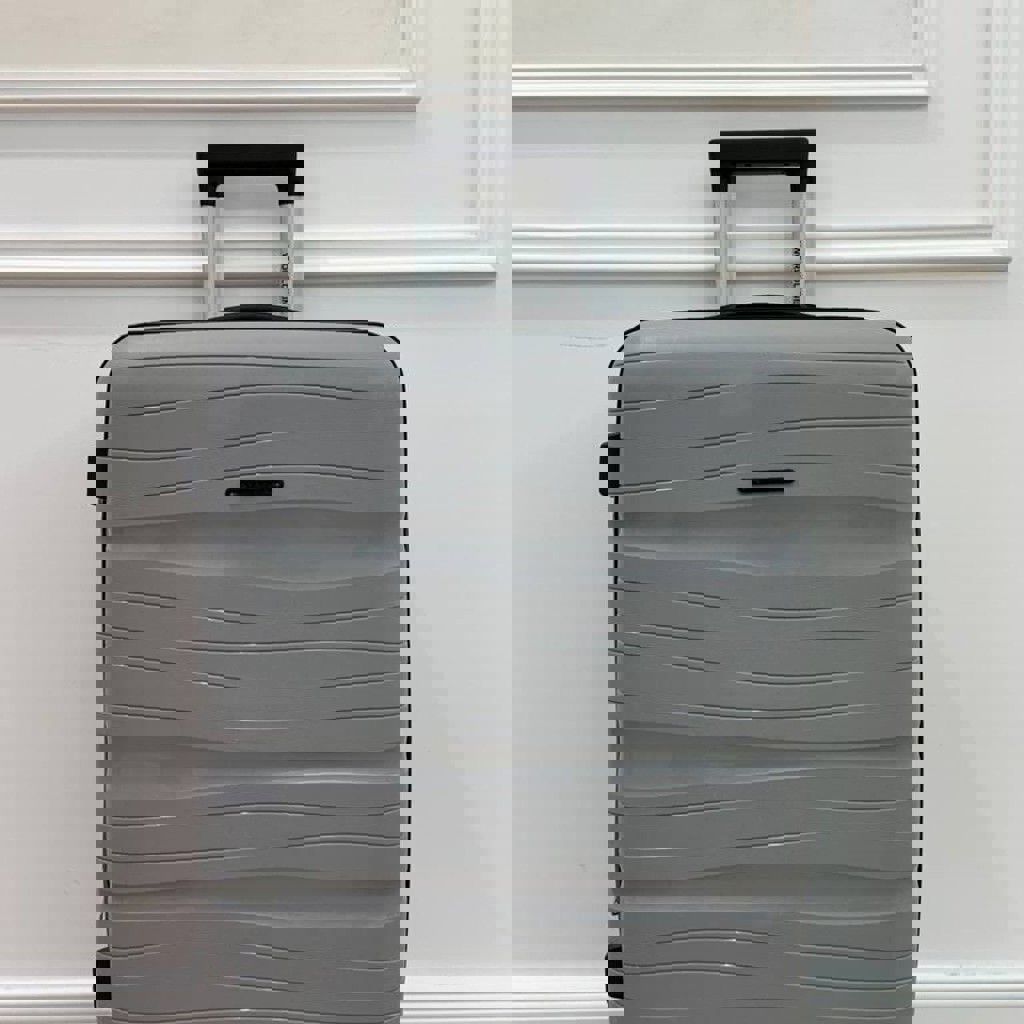 Чемодан среднего размера