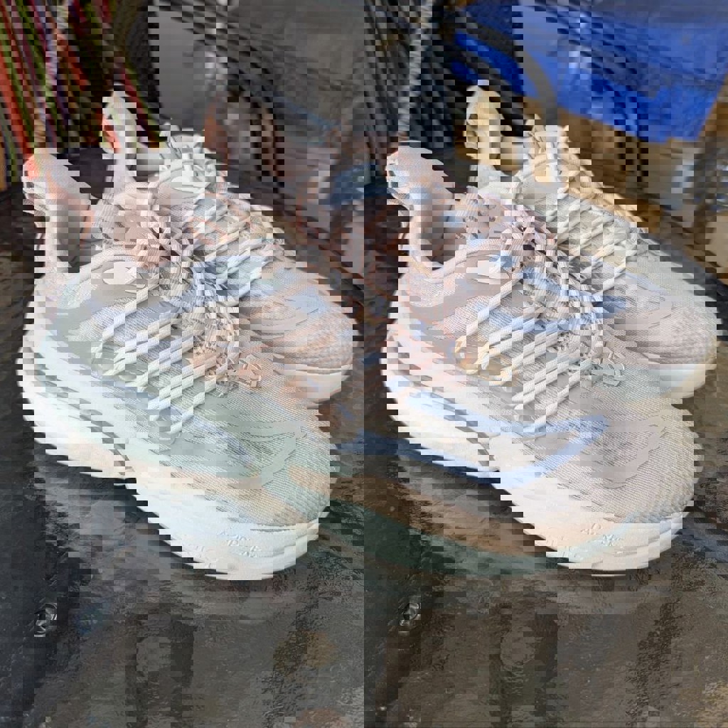 Женские кроссовки Adidas AlphaBoost V1