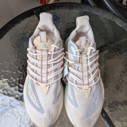 Женские кроссовки Adidas AlphaBoost V1 - фото 2