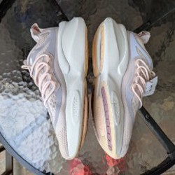 Женские кроссовки Adidas AlphaBoost V1 - фото 3