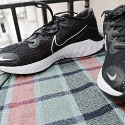 Беговые кроссовки Nike Renew Run 'Black Metallic Silver' - фото 3