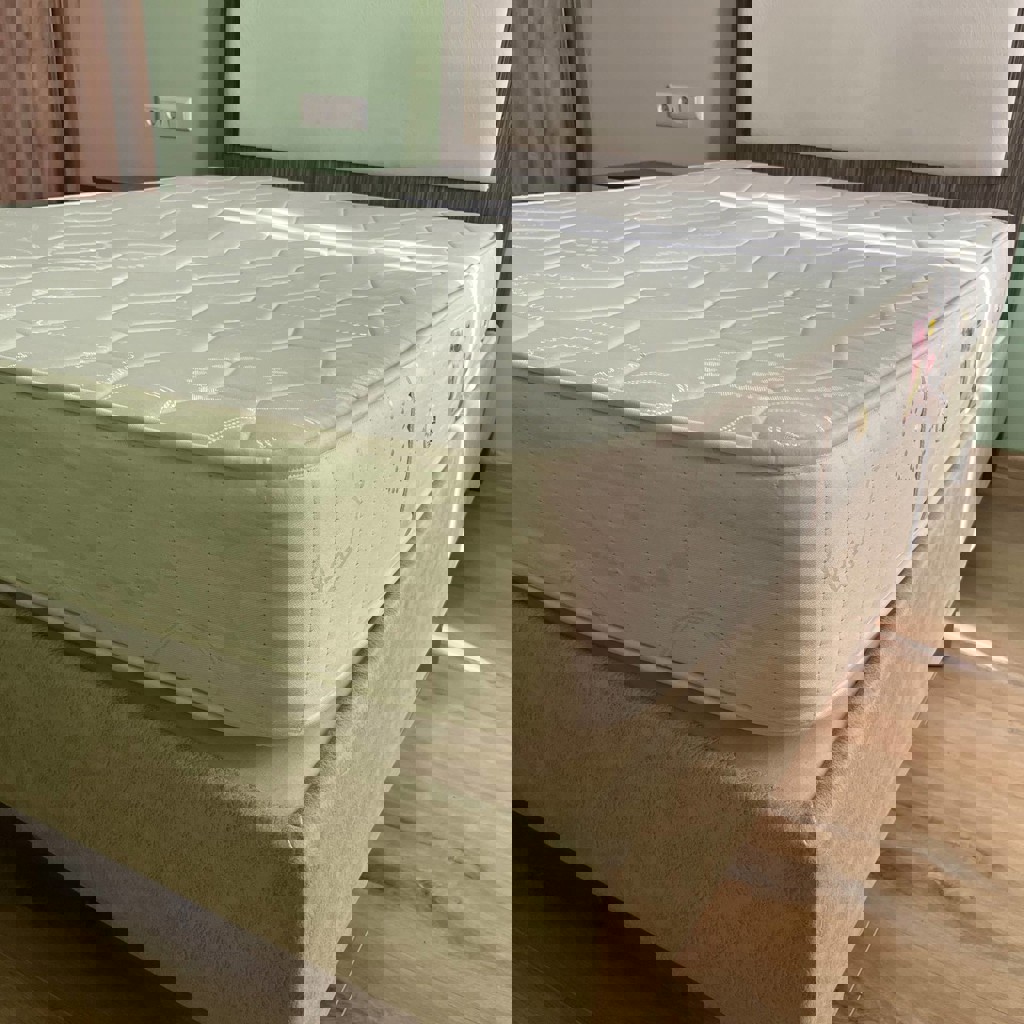 Двуспальная кровать с матрасом