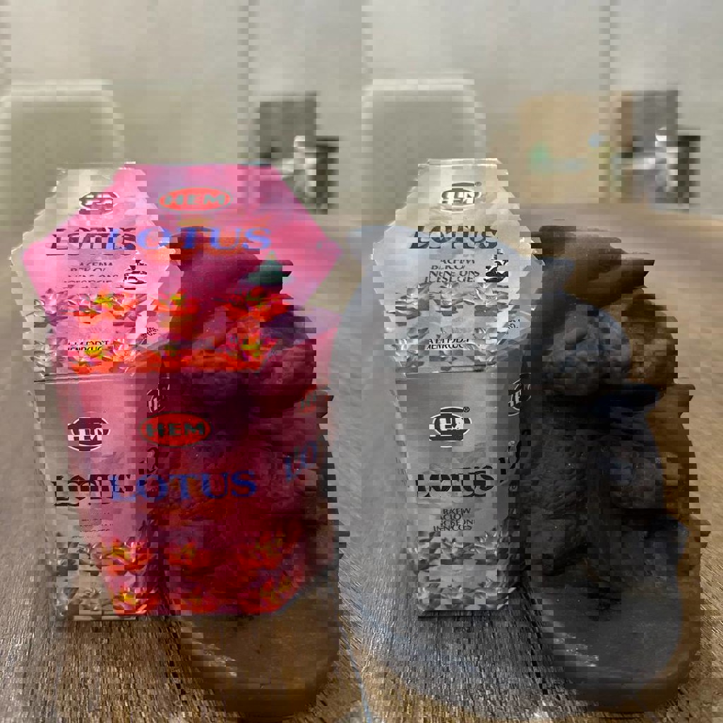 Подставка в виде дельфинчика