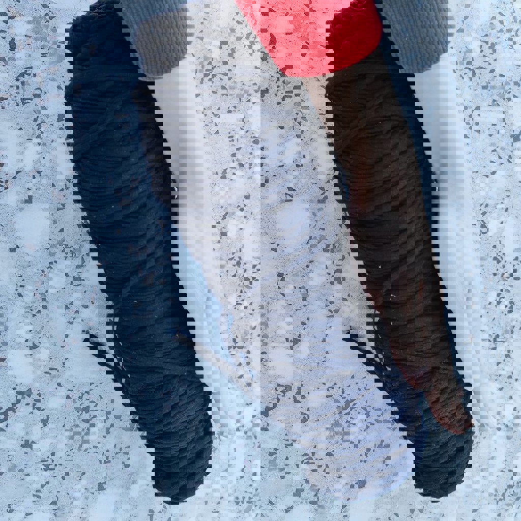 Чёрные тканевые нитки