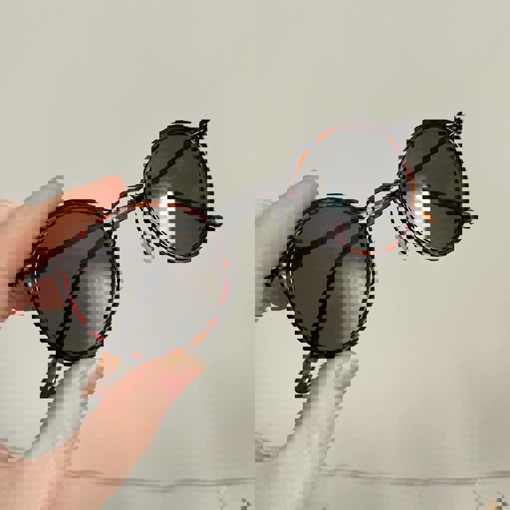 Солнечные очки с чехлом