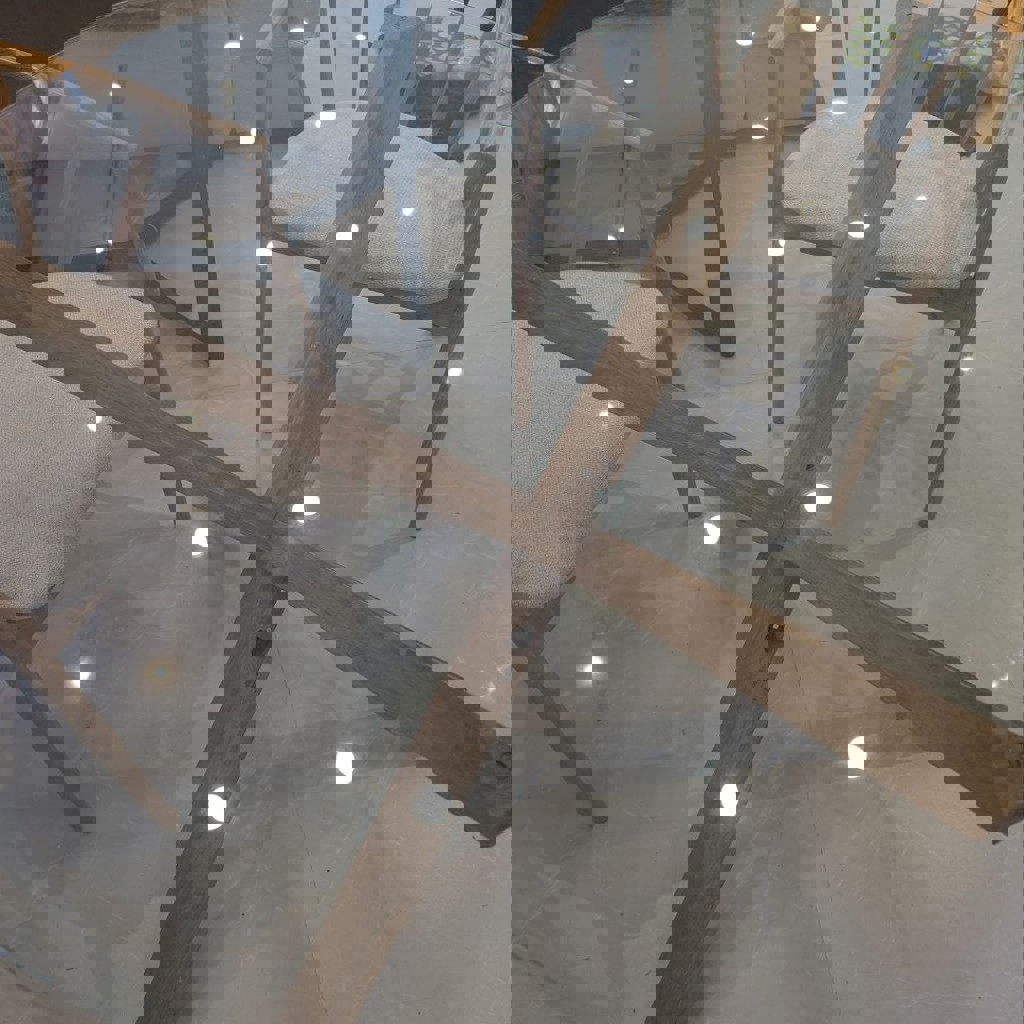 Стеклянный стол с двумя стульями