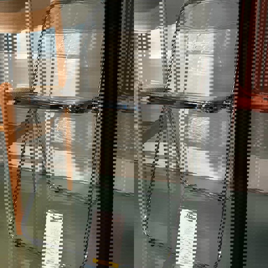 Прозрачные стулья