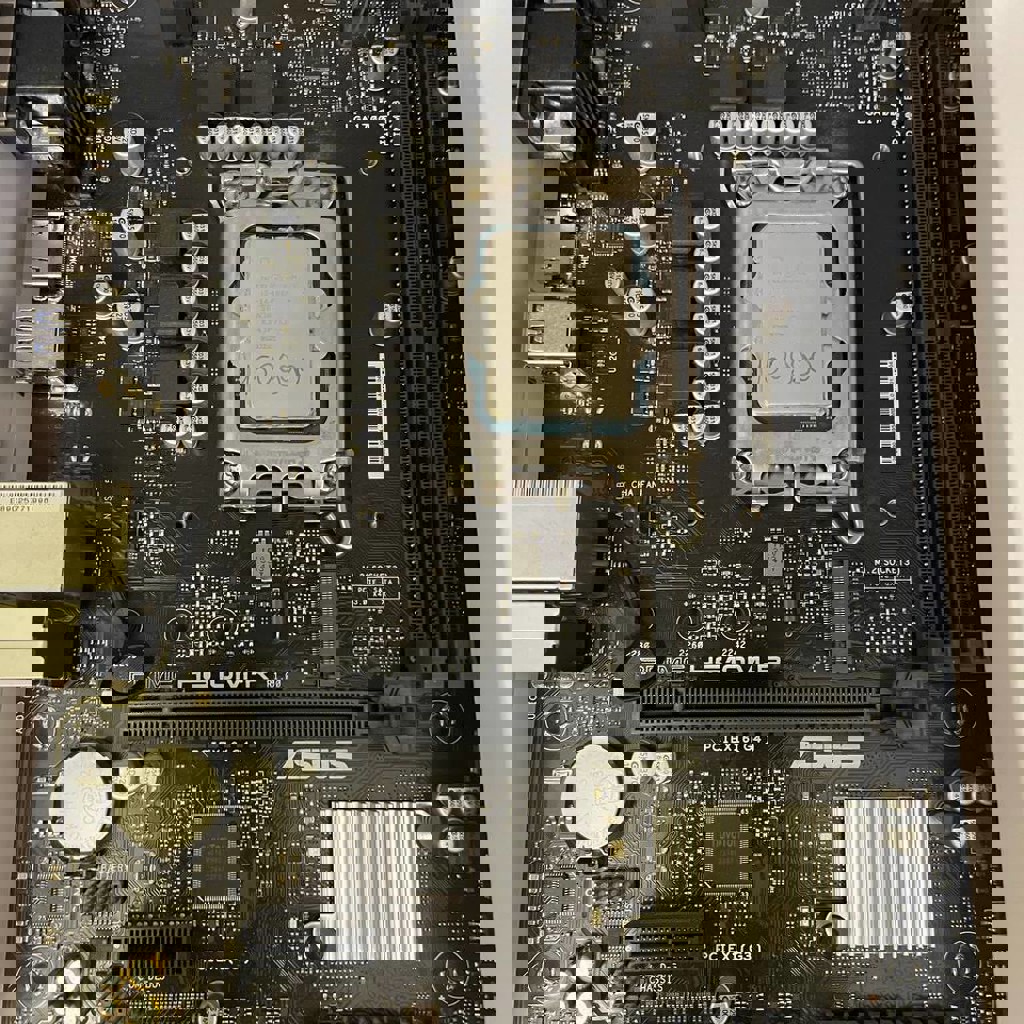 Материнская плата с процессором