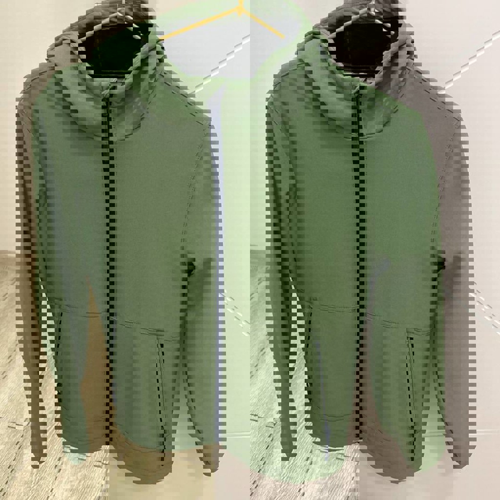 Утепленная ветровка с капюшоном