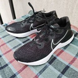 Беговые мужские кроссовки Nike Renew Run 'Black Metallic Silver' - фото 2