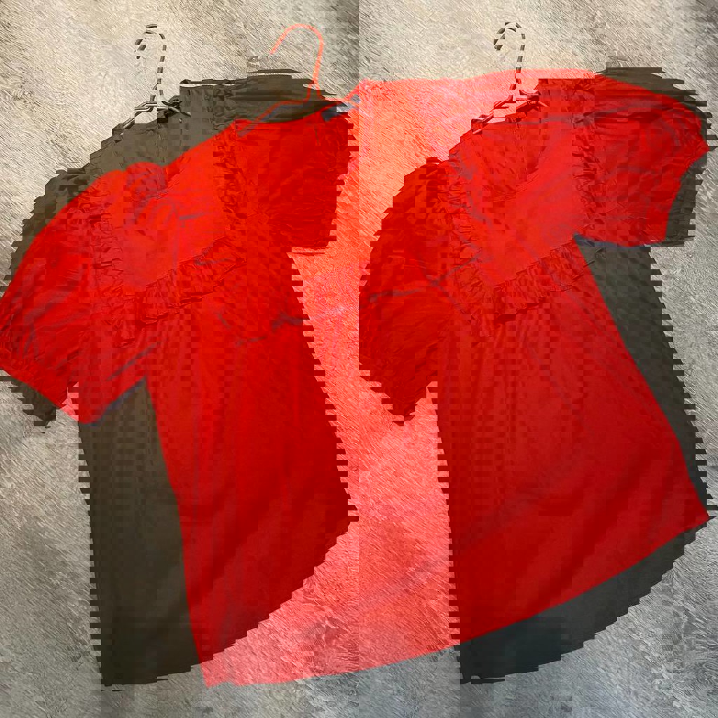 Блузка красного цвета