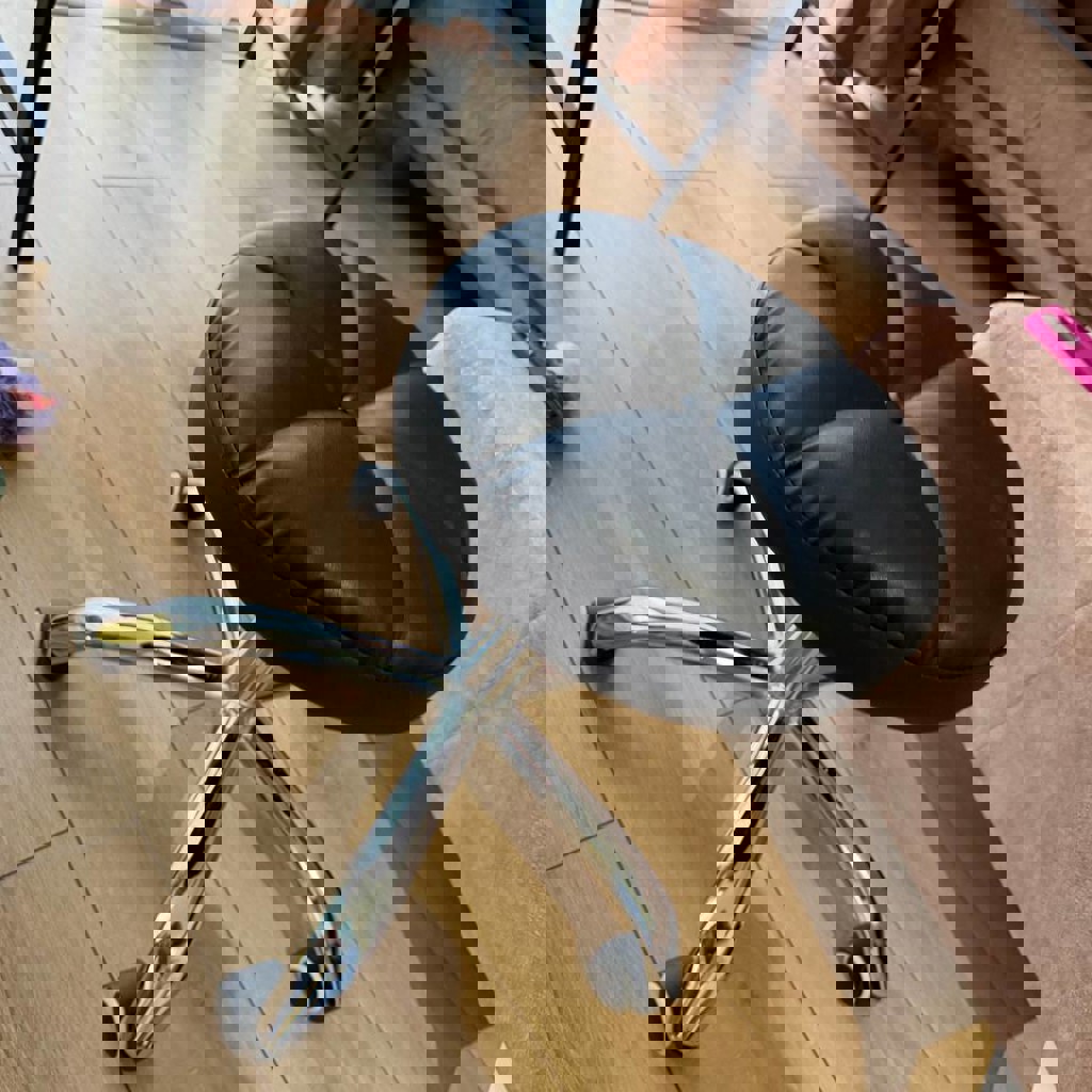 Стул для салона маникюра/тату