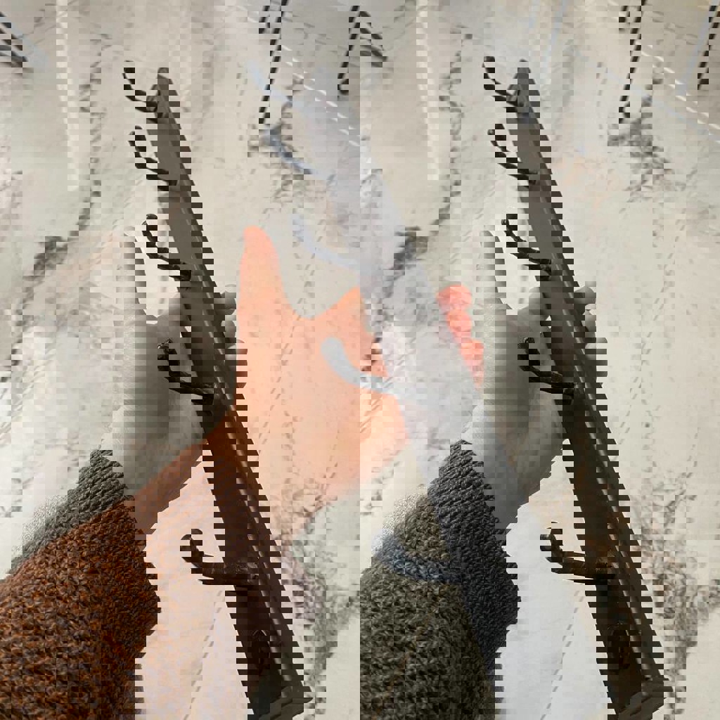 Металлическая настенная вешалка