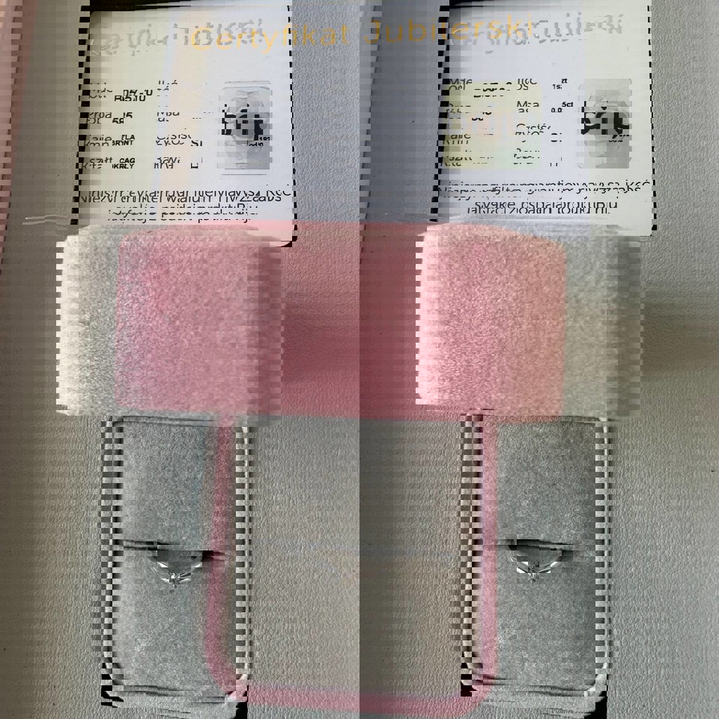 Кольцо с бриллиантом