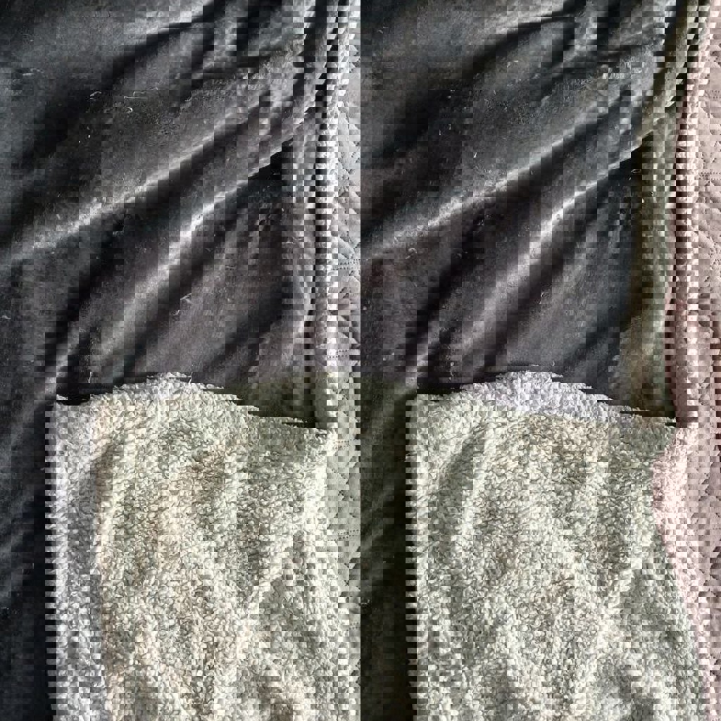 Толстый плед и подушка