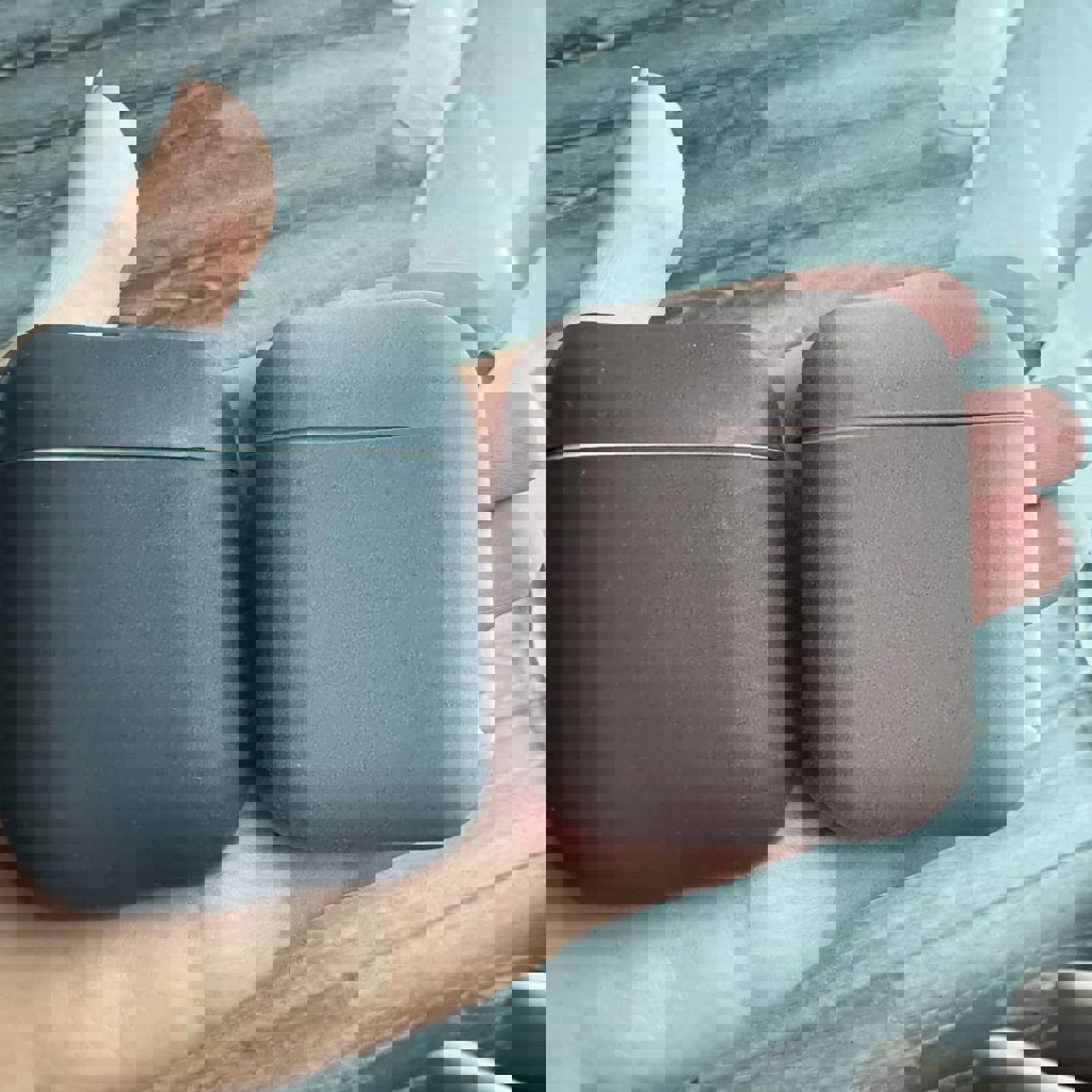 Наушники в сером кейсе