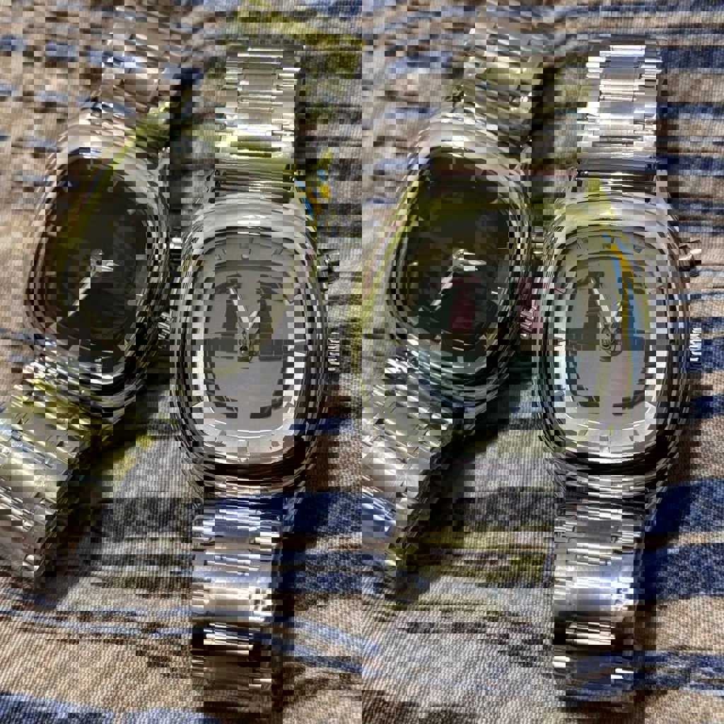 Часы Y2K с динамическим эффектом