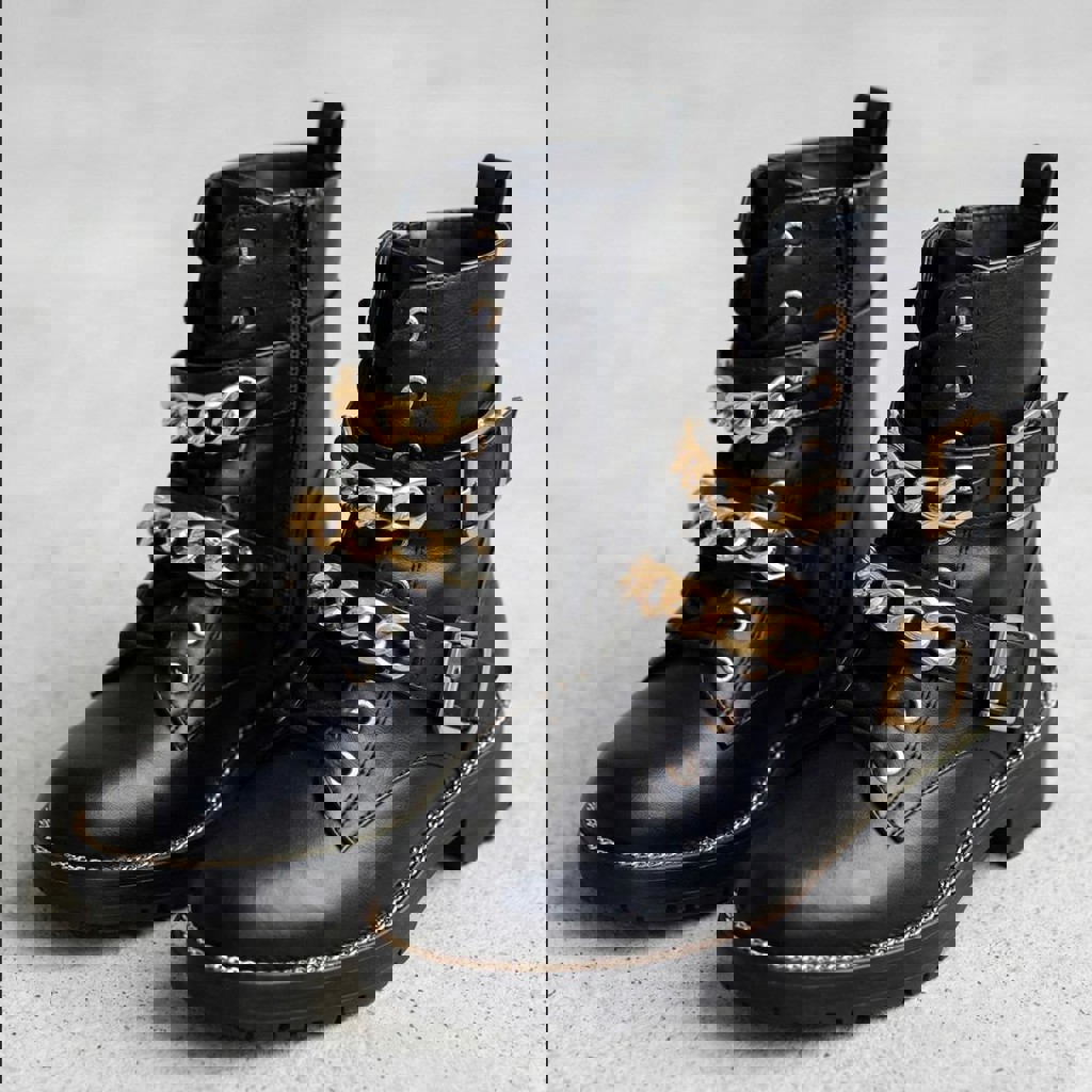 Ботинки с цепями