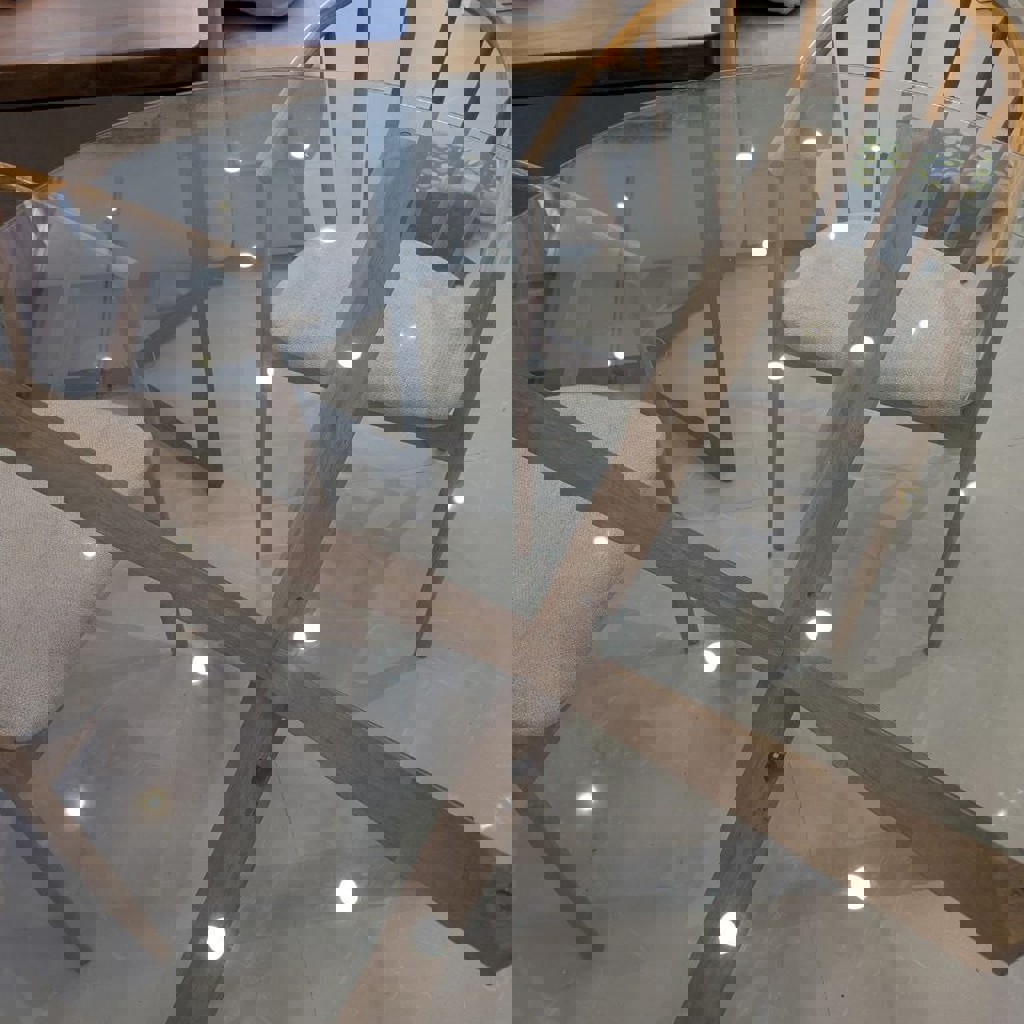 Стеклянный стол с двумя стульями