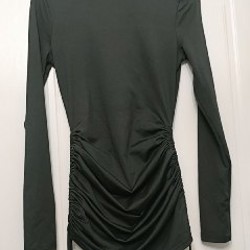 Чёрное платье с затяжками по бокам - фото 2