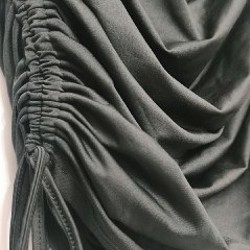 Чёрное платье с затяжками по бокам - фото 3