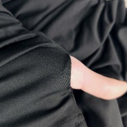 Чёрное платье с затяжками по бокам - фото 4